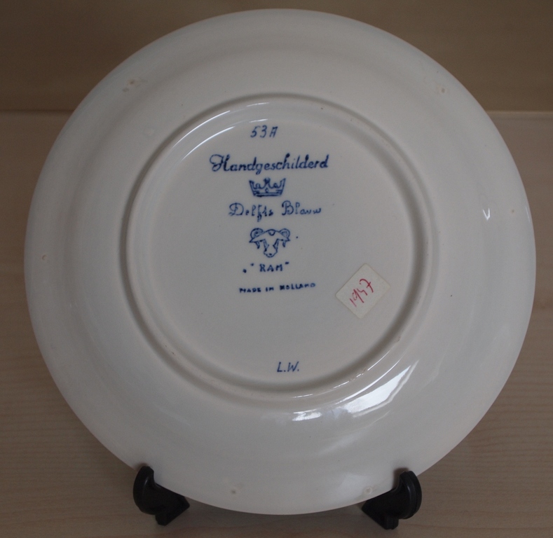 Lot; De RAM, delftsblauw wandbordje en Zenith polychroom zeskantig wandbordje VG kopen? Bied vanaf 1!