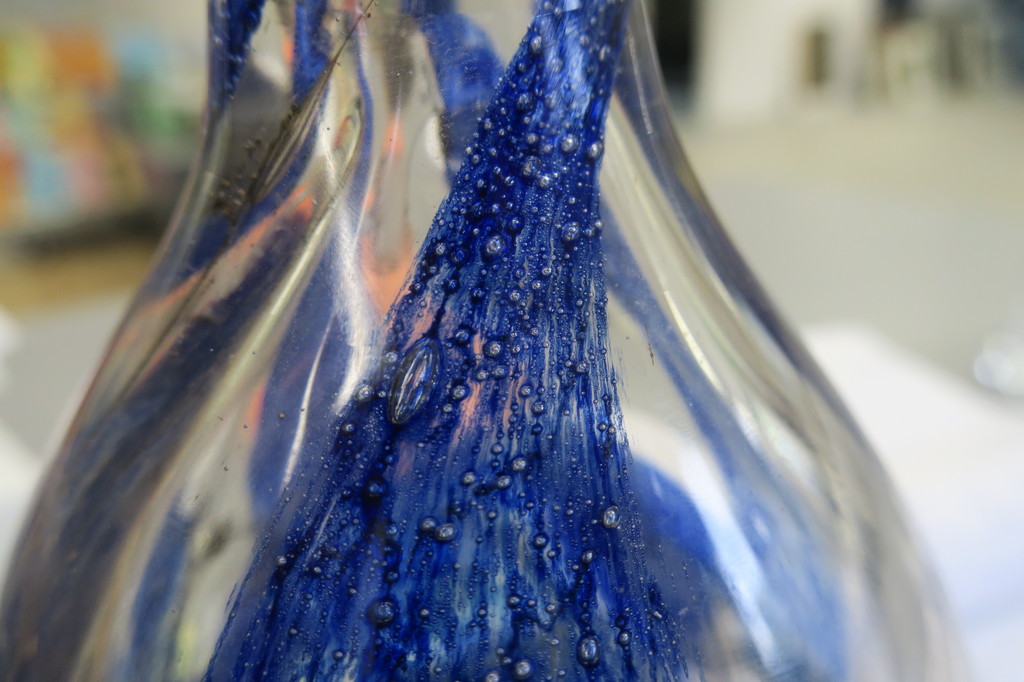 Bernard Heesen: Glazen flesvaas met ingesloten blauwe kleurpoeders kopen? Bied vanaf 1!