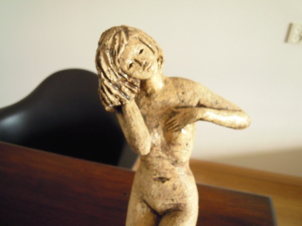 Beeld vrouwelijk naakt 35 cm hoog - hand gemaakt -niet gesigneerd   kopen? Bied vanaf 65!