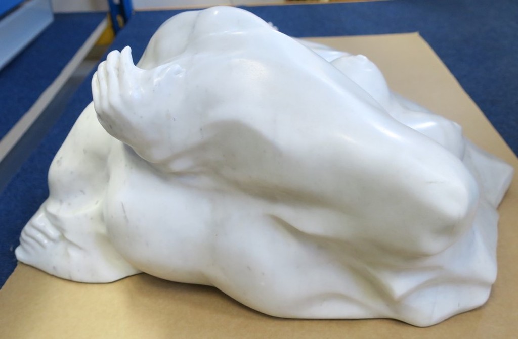 Ryszard Piotrowski: Carrara marmeren beeld, Z.T. Omhelzing (zeer zwaar!) kopen? Bied vanaf 450!