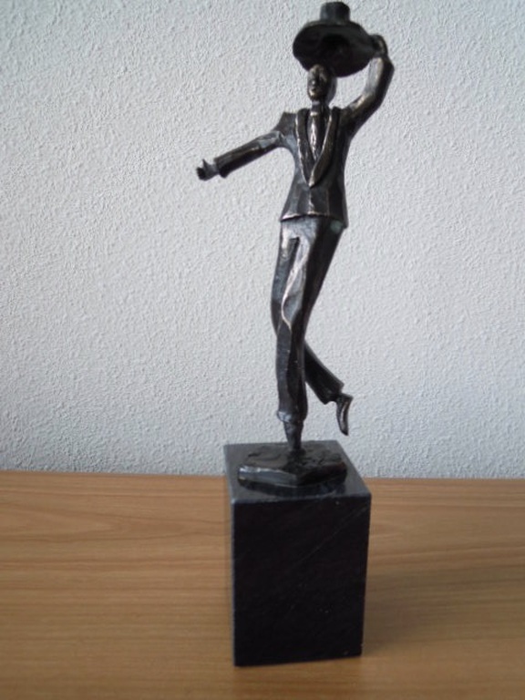 Zwaar bronzen gesigneerd beeld man met hoed op marmeren sokkel - 26 cm hoog. verkocht voor € 45!