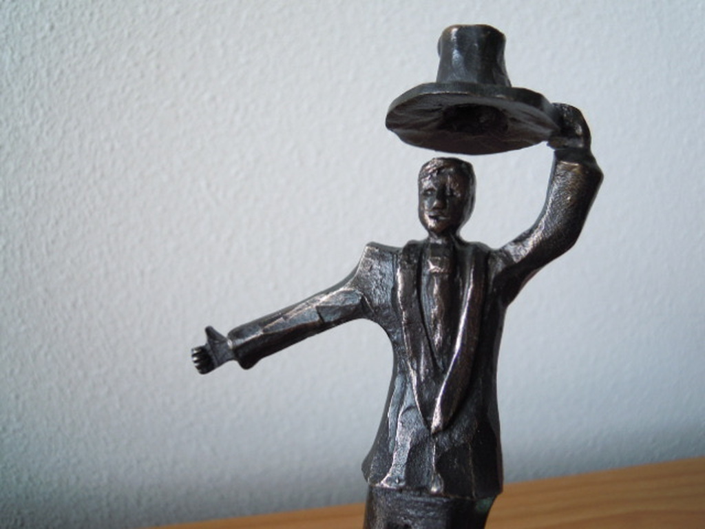 Zwaar bronzen gesigneerd beeld man met hoed op marmeren sokkel - 26 cm hoog. kopen? Bied vanaf 45!