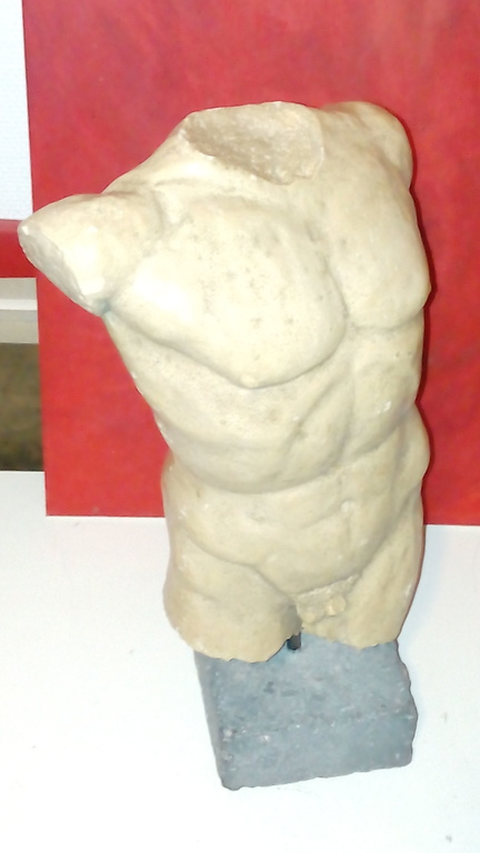 Gipsen mannelijk torso van 41x30 cm. Gesigneerd.  kopen? Bied vanaf 50!