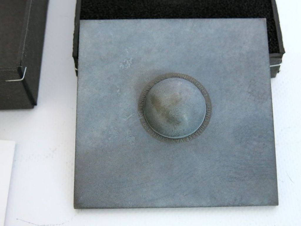 Bruno Ninaber van Eyben, penning 'Een hommage aan Andries Copier', twee loden plaatjes en zwarte glazen bol kopen? Bied vanaf 50!