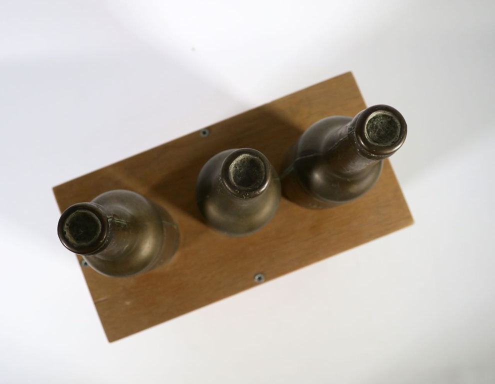 Robert Hamelijnck: 3 Bronzen flesjes op houten constructie, DAB kopen? Bied vanaf 100!