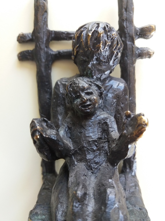 BRONS BEELD VAN ASTRID VELDHUYSEN KOPPEN MOEDER MET KIND 21 X 6 CM GROOT . kopen? Bied vanaf 40!