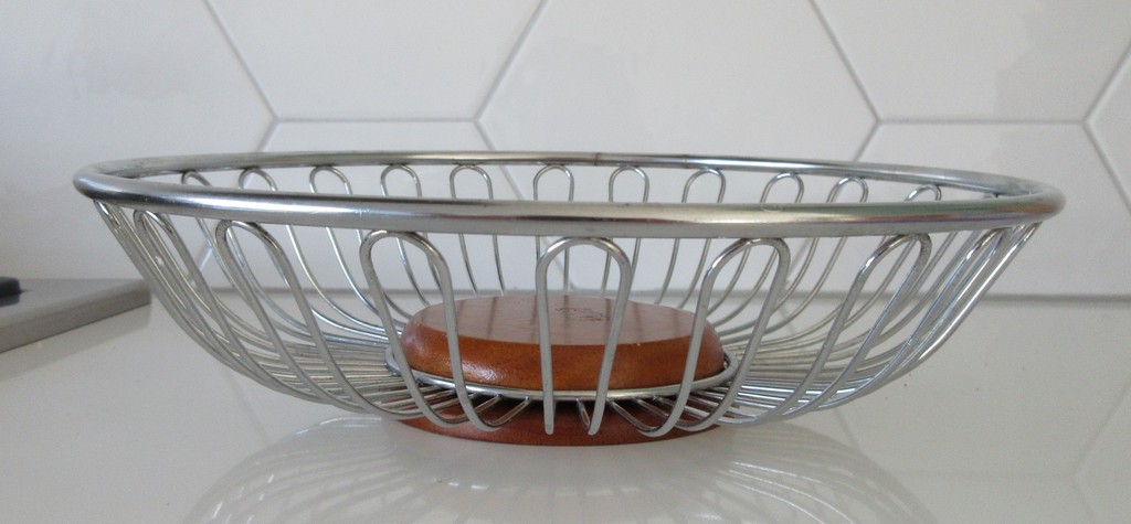Afra Alessi - Draadmetalen fruitmandje met gelakt houten bodem kopen? Bied vanaf 1!