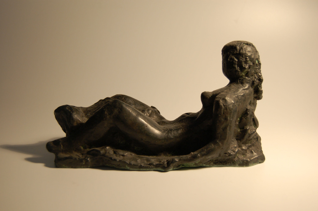 Charlotte van Pallandt: bronzen beeld- liggend naakt met draperie kopen? Bied vanaf 1200!