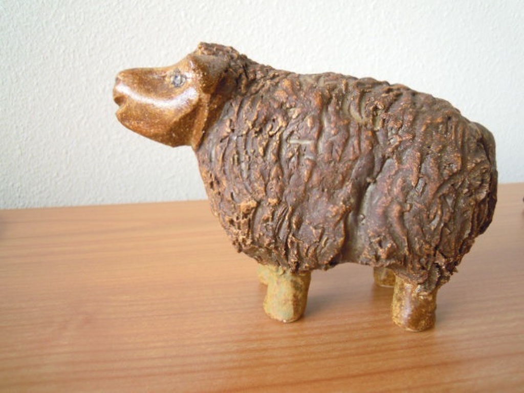 Handgemaakt beeldje van schaap 19 X 13 cm - gesigneerd JB. kopen? Bied vanaf 20!