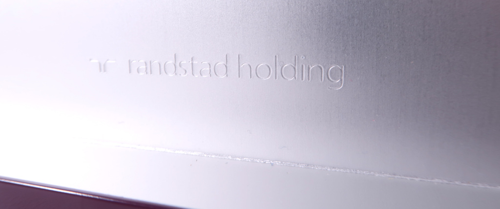 Marcel Wanders: Aluminium dienblad met paarse omranding kopen? Bied vanaf 20!