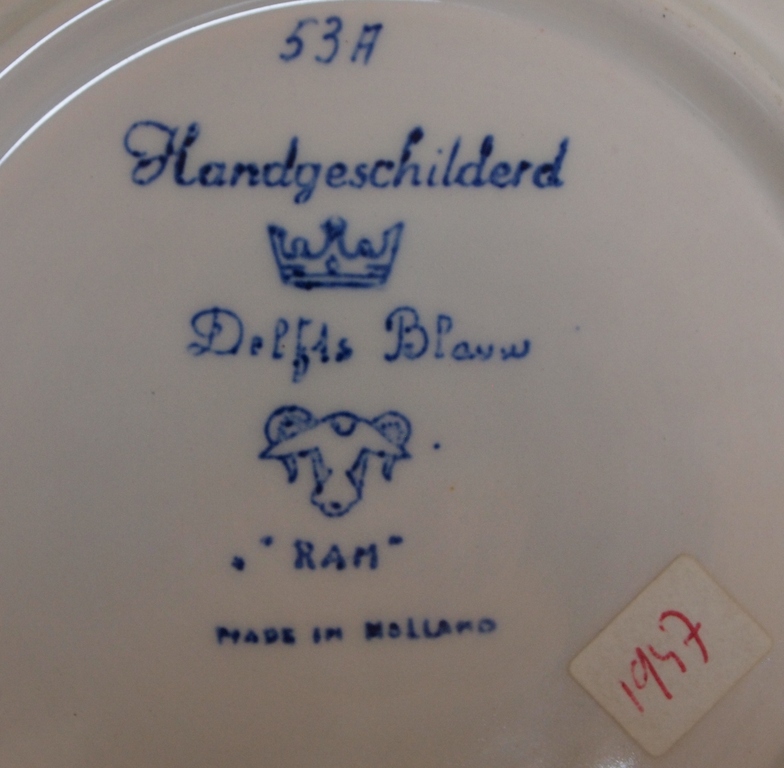 Lot; De RAM, delftsblauw wandbordje en Zenith polychroom zeskantig wandbordje VG kopen? Bied vanaf 1!