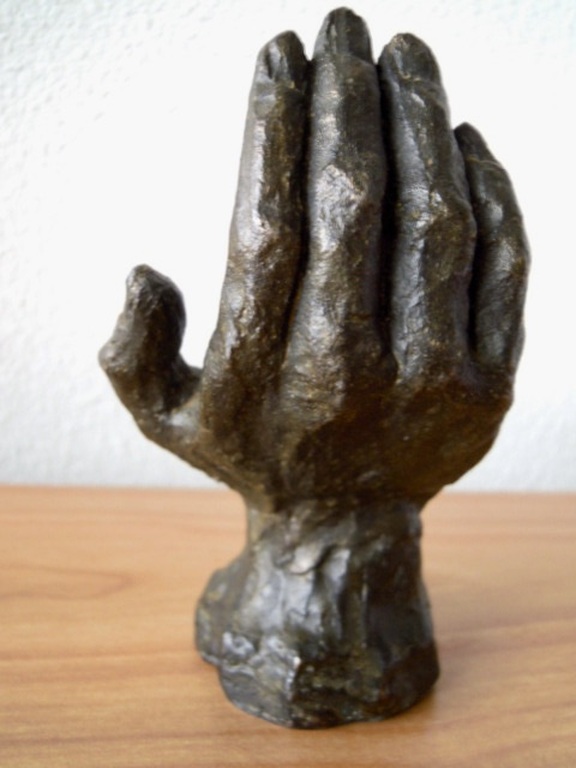 Zwaar massief bronzen beeld ASTRID VELDHUYZEN - kind in hand - 12 cm hoog. kopen? Bied vanaf 85!