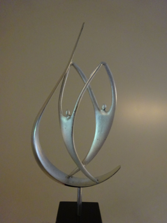 Corrie Ammerlaan-Niekerk- zilverkleurig beeldje met twee figuren op sokkel kopen? Bied vanaf 45!