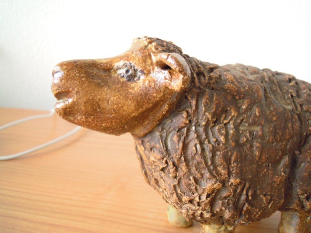 Handgemaakt beeldje van schaap 19 X 13 cm - gesigneerd JB. kopen? Bied vanaf 20!