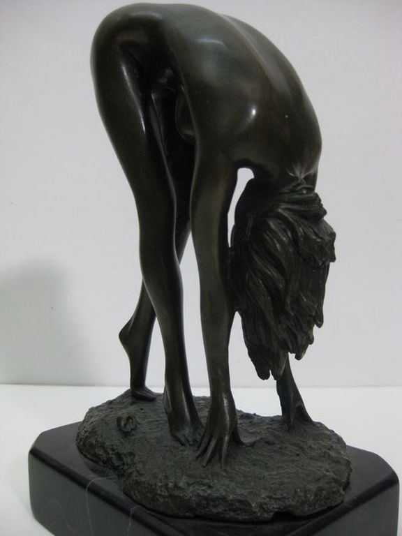 Bronzen sculptuur van een naakte vrouw op een marmeren voetstuk - 20e eeuw kopen? Bied vanaf 75!