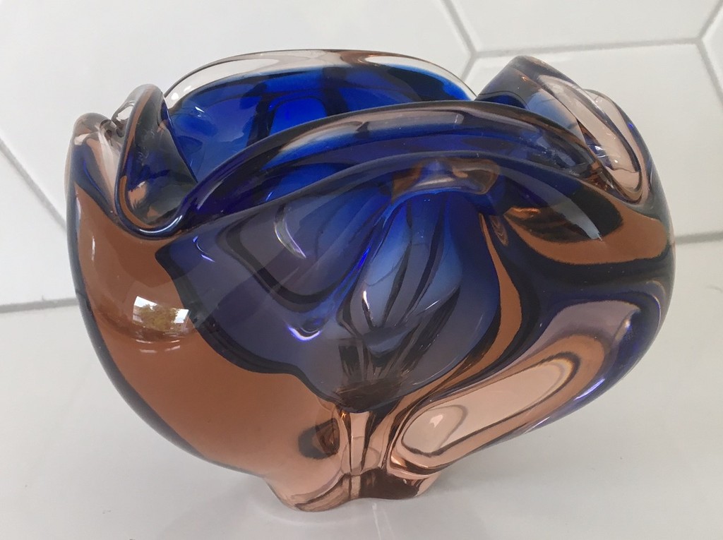 Josef Hospodka voor Chribska glassworks - sixties blauwe & roze schaal kopen? Bied vanaf 20!