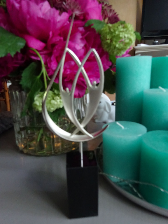 Corrie Ammerlaan-Niekerk- zilverkleurig beeldje met twee figuren op sokkel kopen? Bied vanaf 45!