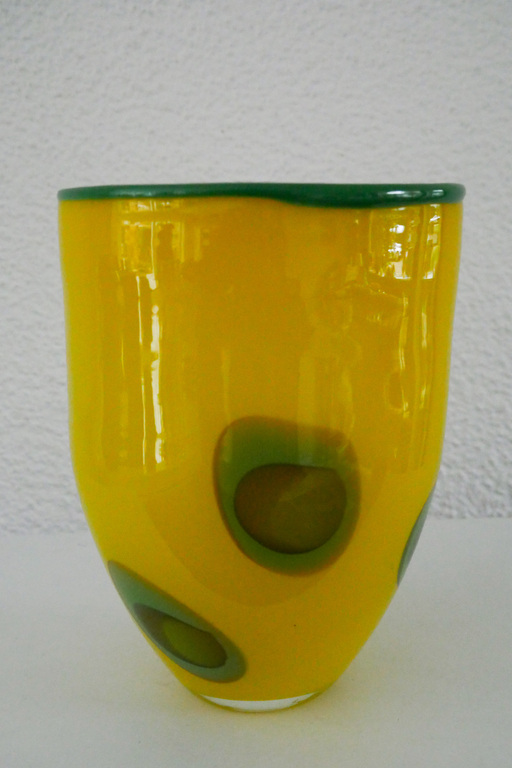 Gele vaas met ogen kopen? Bied vanaf 35!