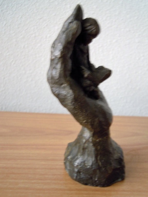 Zwaar massief bronzen beeld ASTRID VELDHUYZEN - kind in hand - 12 cm hoog. kopen? Bied vanaf 85!