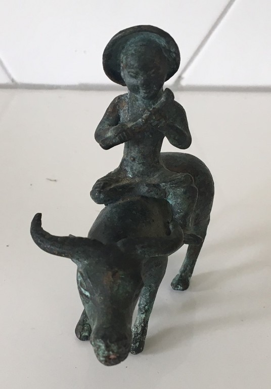 19e eeuws Chinees bronzen beeldje van een jongetje rijdend op een os kopen? Bied vanaf 35!