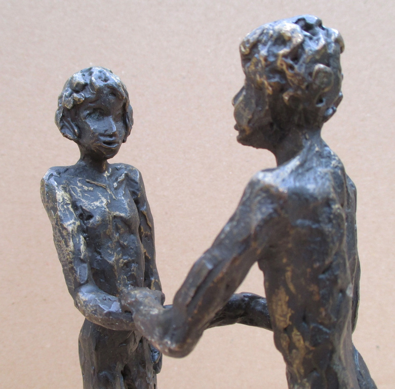 kunstenaar onbekend: plastisch beeld van 2 elkaar begroetende jonge mensen kopen? Bied vanaf 15!