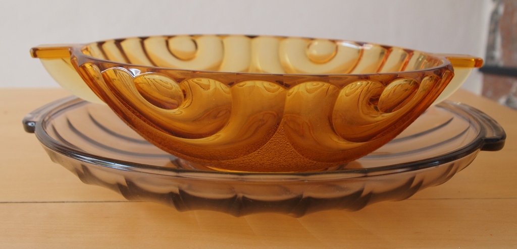 Twee Art Deco persglazen schalen kopen? Bied vanaf 1!