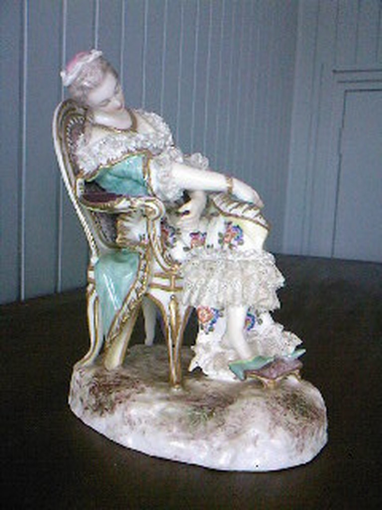2  Meissener porceleinen figuren : Zittende vrouwen  Polychromeerd ca.1932. kopen? Bied vanaf 300!