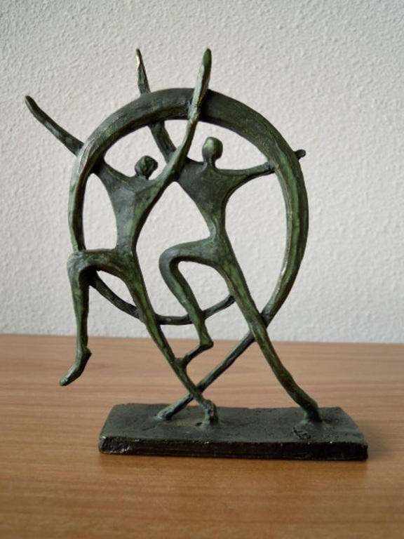 Prachtig bronzen beeldje gesigneerd LB - 13 cm hoog. kopen? Bied vanaf 45!