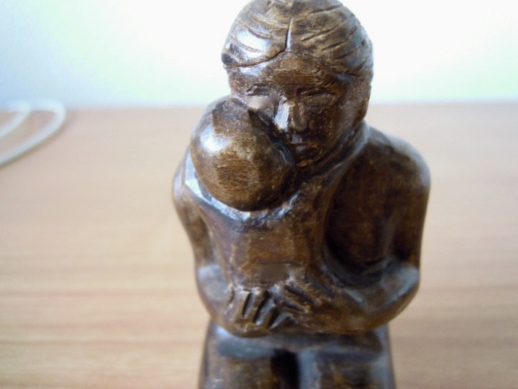 Moeder met kind hand gemaakt houten beeldje 10,5 cm hoog - kunstenaar onbekend. kopen? Bied vanaf 20!