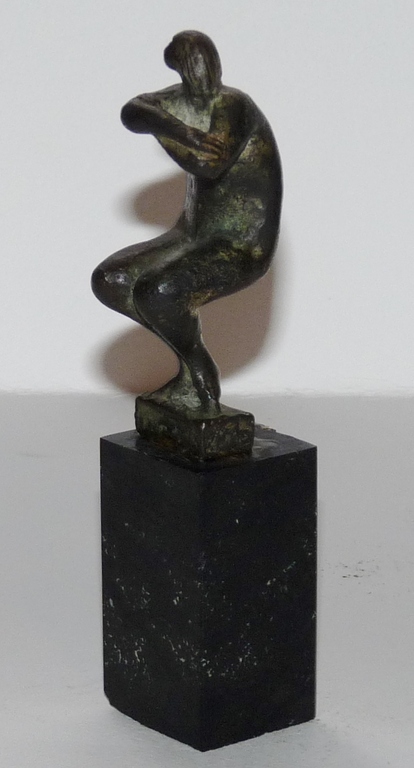 Piet van Heerden, Bronzen beeld op marmeren sokkel, Gehurkt naakt kopen? Bied vanaf 195!