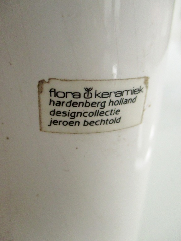 Jeroen Bechtold, Porseleinen vaas van de Plateelfabriek Flora kopen? Bied vanaf 7!