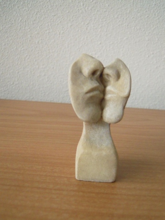 Gesigneerd beeldje - HK -  " de twee gezichten  " - 8 cm hoog  verkocht voor € 40!