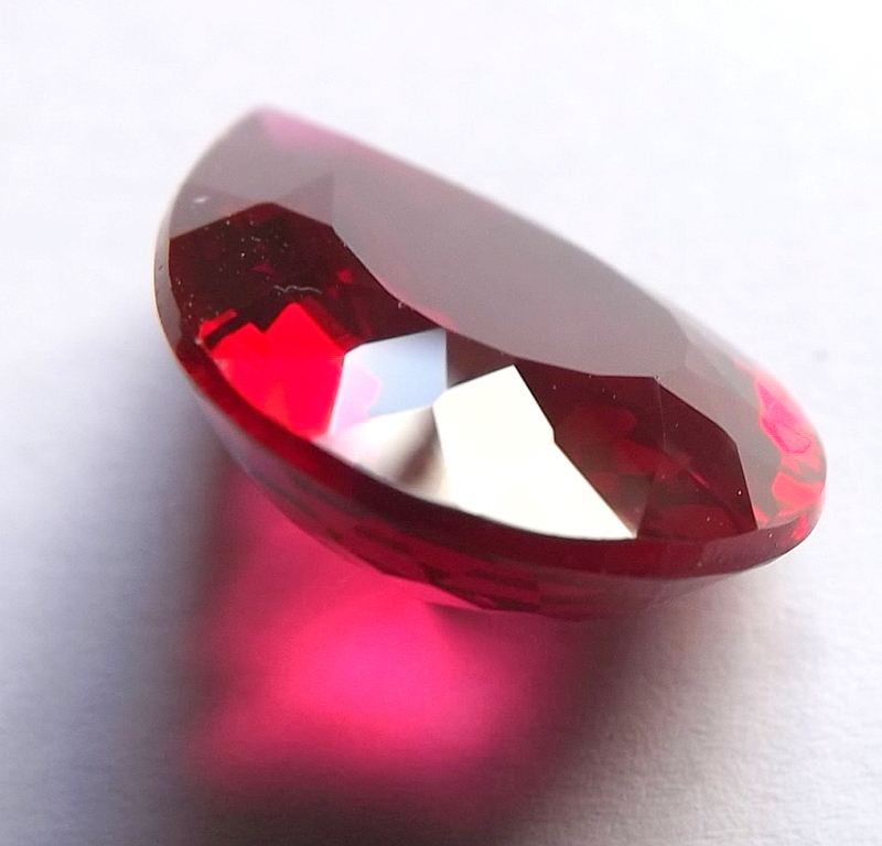 Natuurlijke Rode Topaas van 24.80 karaat kopen? Bied vanaf 1!