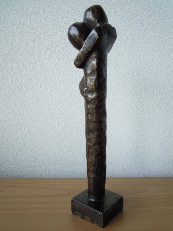 Modern bronzen beeld - verliefd stel - 30 cm hoog. verkocht voor € 65!