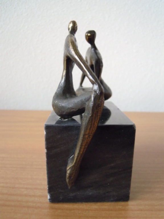 Corry Ammerlaan beeldje 2 personen op bankje - 12 cm hoog.  kopen? Bied vanaf 25!