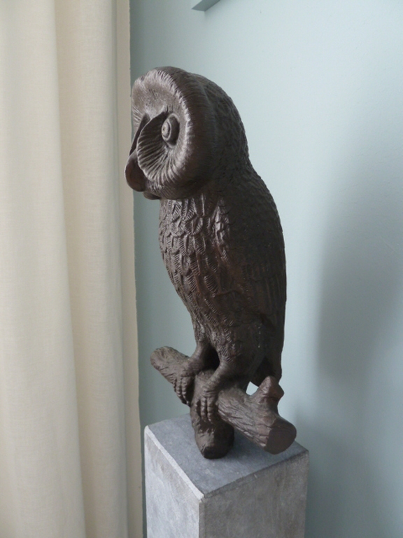 Hattakitkosol Somchai (1934-2000), bronzen uil op natuurstenen sokkel kopen? Bied vanaf 350!