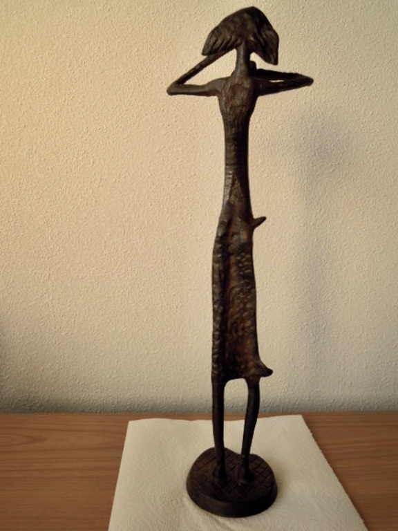 Modern hoog slank beeld van vrouw  -  42 cm. verkocht voor € 40!