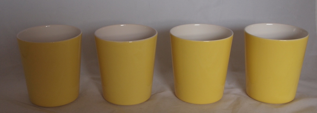Fris Edam - vier gele witte aardewerken melkbekers kopen? Bied vanaf 1!