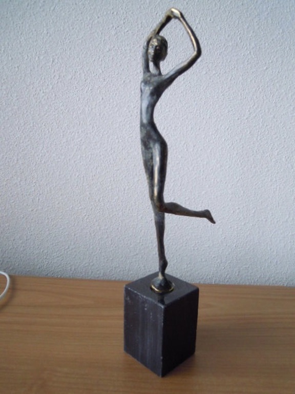 Prachtig slank beeld van Corry Ammerlaan - 30 cm hoog. kopen? Bied vanaf 35!