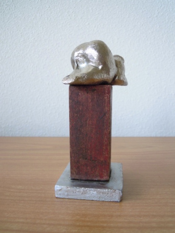 Prachtig beeldje - DIKKE DAME - op houten sokkel 12 cm hoog.  kopen? Bied vanaf 1!