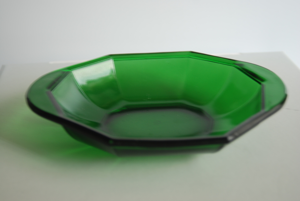 K.P.C. De Bazel voor Glasfabriek Leerdam - tienhoekige groene persglas schaal. kopen? Bied vanaf 24!