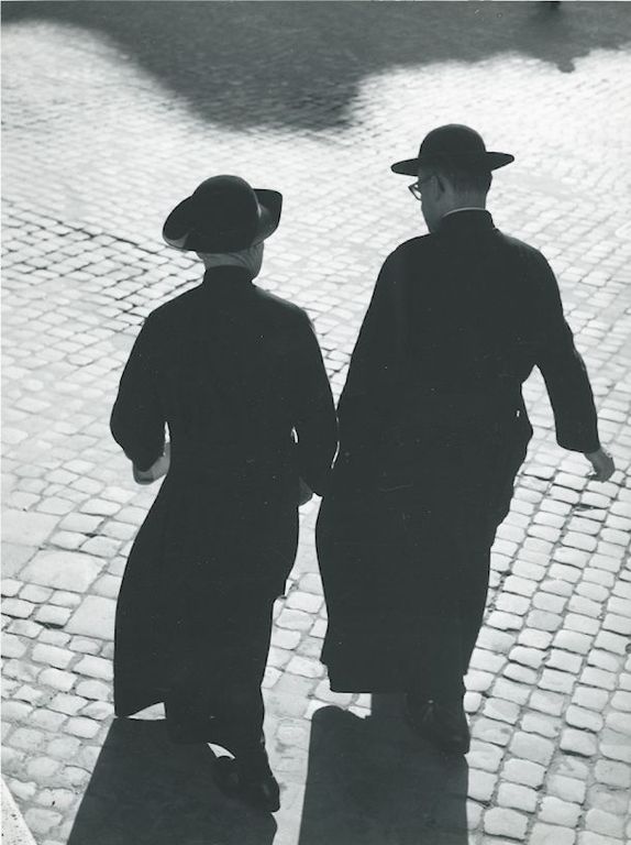 Kees Scherer - vintage gelatine zilver print op barietpapier - Twee priesters  verkocht voor € 150!