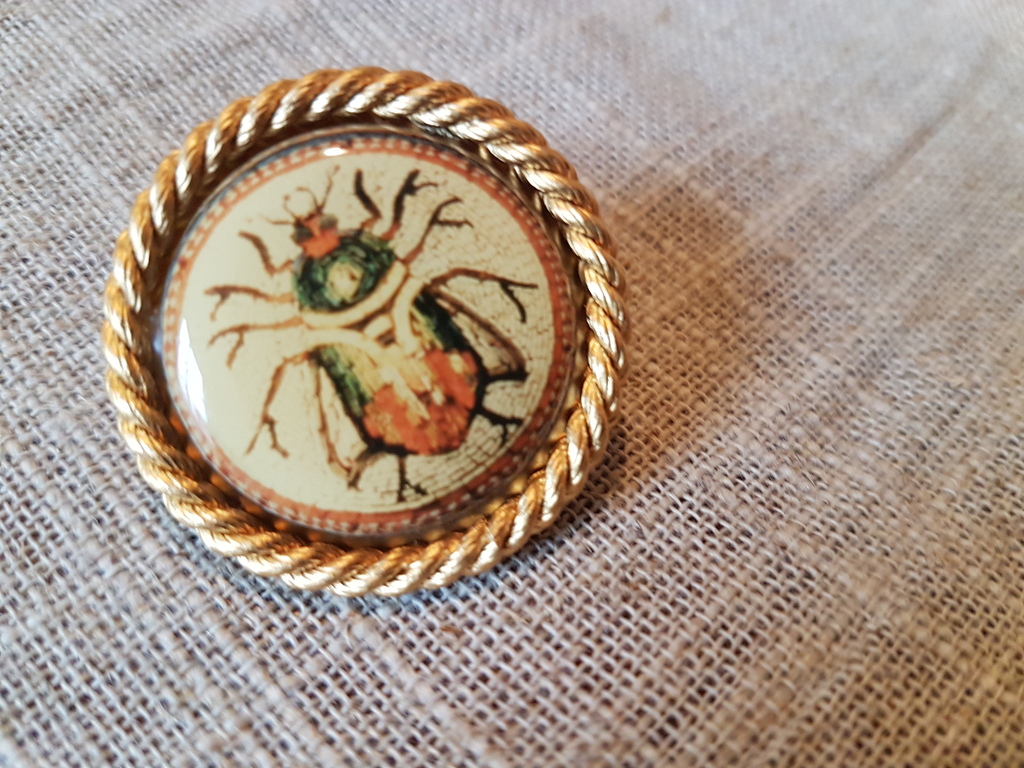 Broche met  decoratieve knopen uit de Italiaanse haute couture 01 kopen? Bied vanaf 5!