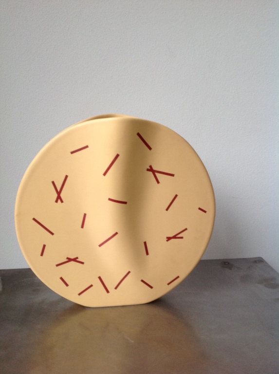 Cirkelvaas met plooi, ontwerp Dorothé van Agthoven, Flora Keramiek Hardenberg kopen? Bied vanaf 45!