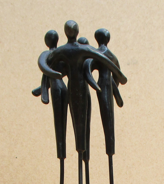 Corrie Ammerlaan-van Niekerk: figuratief beeldje op sokkel kopen? Bied vanaf 15!