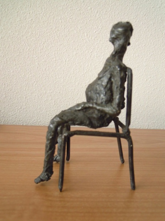 Handgemaakt beeldje 15 cm hoog  - vrouw op stoel - kunstenaar onbekend. kopen? Bied vanaf 25!