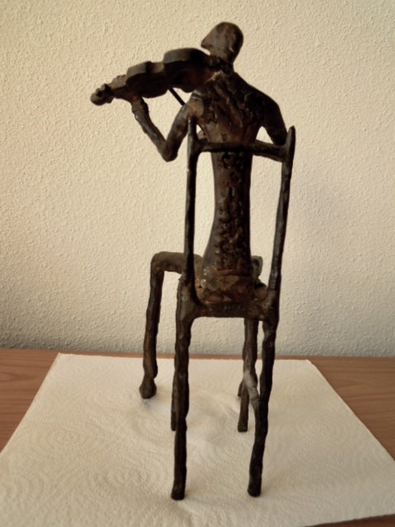 Beeld VIOLIST op stoel - 26 cm hoog. kopen? Bied vanaf 20!