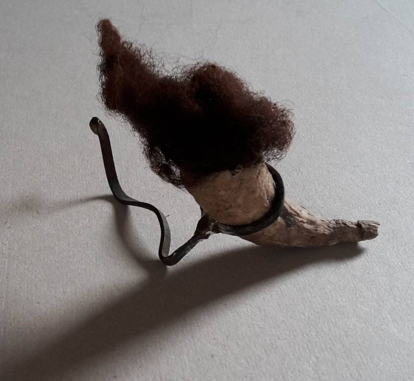 Geurt van Dijk, object van verweerd hoorntje met schaapswol en koperen standaard kopen? Bied vanaf 20!