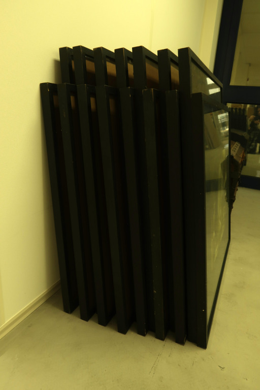 Verzameling van 15 zwarte houten lijsten voorzien van glas  kopen? Bied vanaf 1!