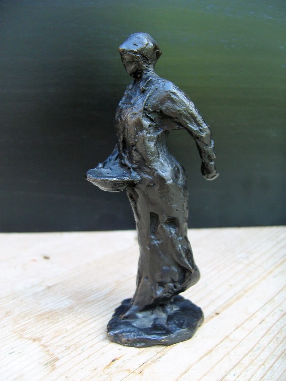 Onbekende kunstenaar: Zeer fraai bronzen beeldje van zaaister. verkocht voor € 75!